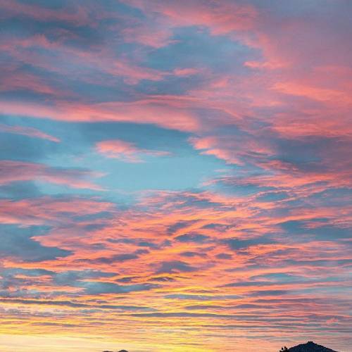  دیدم یارو پشت بنز خف کپل نشسته بود یه قول بیریخت